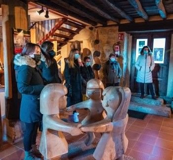 Grupo de profesores del Colegio San Gregorio visitando el Museo URSI de Aguilar de Campoo.
